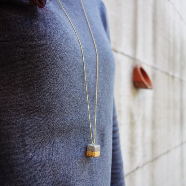 LINDANERA CUBE NECKLACE IN CONCRETE AND SILVER